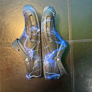Crocs Bistro Graphic Clogs with a black and blue lightning bolt pattern Men’s 10